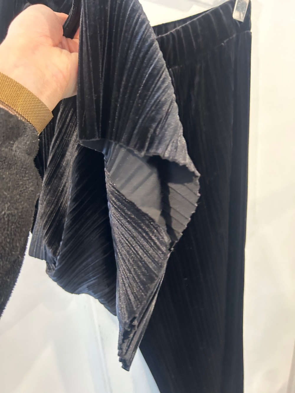 Black Pleated Wide-Leg Velvet Pants - Picture 3 of 3